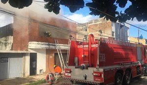 Bombeiros são acionados para conter incêndio em casa na Cruz das Almas