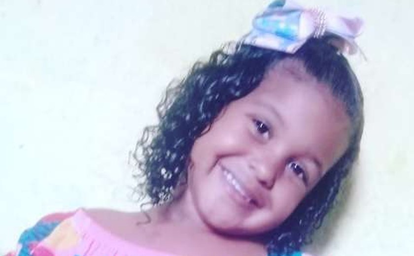 Menina de 4 anos morre ao cair em cratera de obra abandonada em Murici