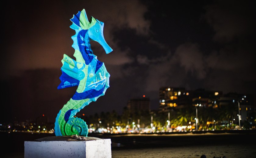 Cavalo-marinho da Ponta Verde ganha pintura especial que conta histórias de Maceió