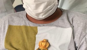 Segurando imagem de santa, paciente curado da Covid-19 agradece cuidados no HEA