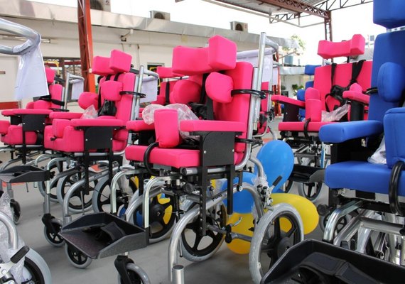 Maceió: Pestalozzi entrega 25 cadeiras de rodas tetra infantil a crianças com deficiência