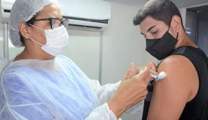 Alagoas aplica dose de reforço da vacina contra a Covid-19 em todos os adultos