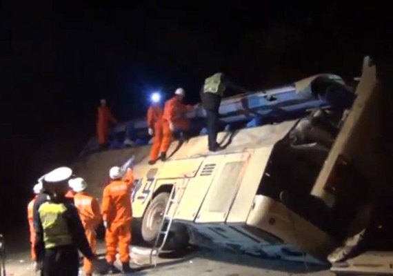 Acidente entre ônibus e caminhão deixa 10 mortos e 38 feridos na China
