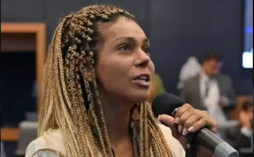 Barba, cabelo & mãos ao alto