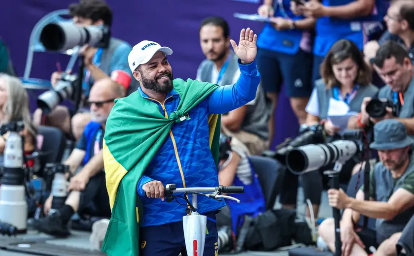 Atletismo: Claudiney Batista é tricampeão e Beth Gomes prata em Paris