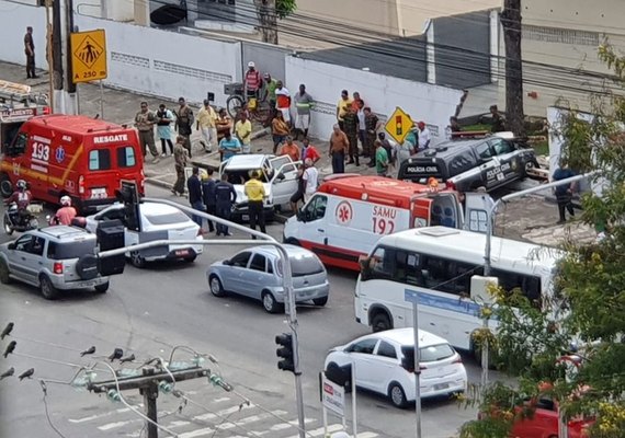 Viatura policial bate em carro de passeio e derruba muro na Fernandes Lima