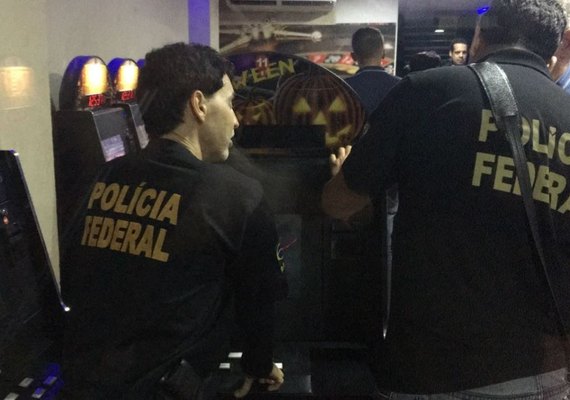 PF apreende caça-níqueis em cassino clandestino na Jatiúca
