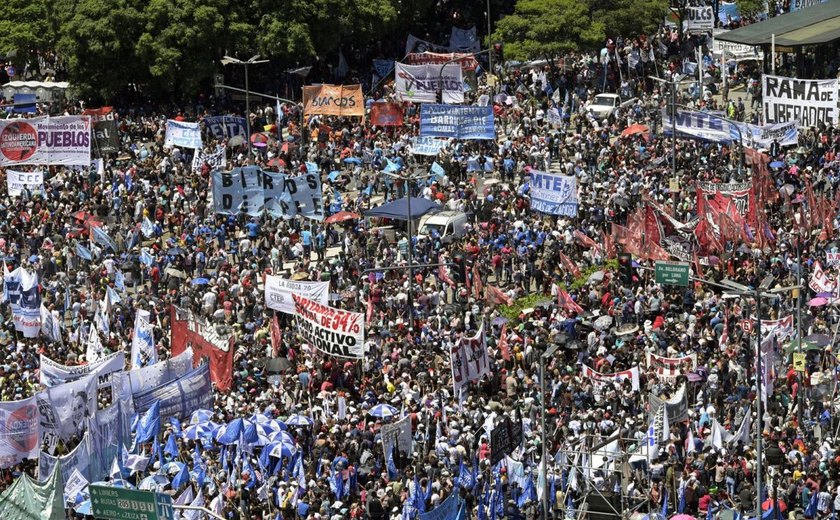 Em Buenos Aires, dezenas de milhares marcham contra austeridade e políticas de Macri