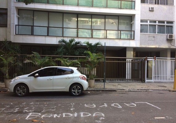 Porta do prédio de Adriana Ancelmo amanhece com pichação no Rio