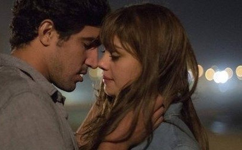 'Os Dias Eram Assim': Renato revela armação e beija Alice no meio da rua