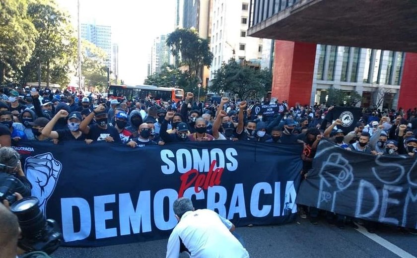 Torcidas organizadas saem às ruas em defesa da democracia