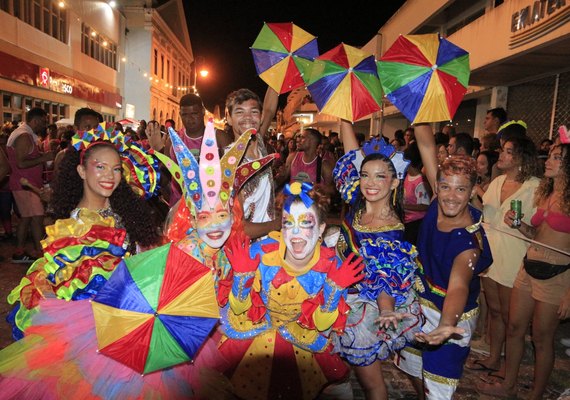 Fantasias e muita irreverência: Jaraguá Folia atrai foliões de todas as idades