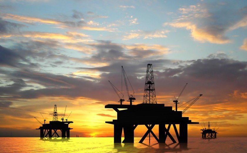 Preços do petróleo saltam 9% com perspectivas de corte da produção