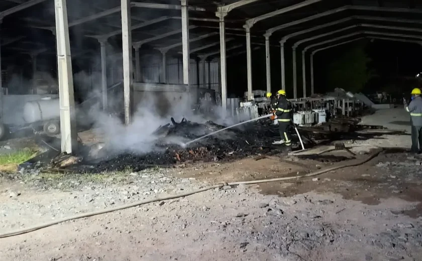 Corpo de Bombeiros registra incêndio em galpão na cidade de Murici