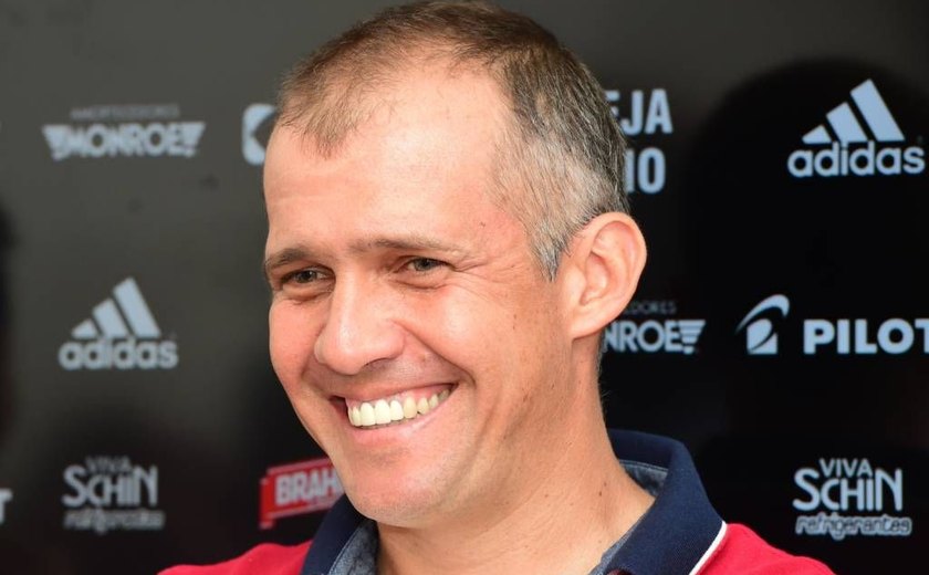 Eduardo Baptista assina como técnico do Palmeiras até o fim de 2017