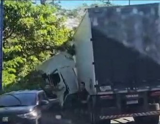 Caminhão tomba na BR-316 próximo a Satuba e causa lentidão