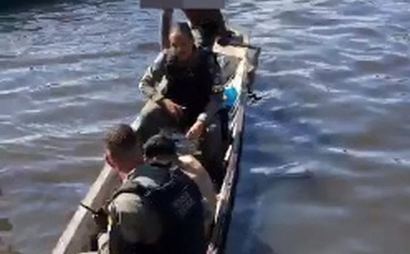 Polícia Militar usa canoa para apreender adolescentes suspeitos de roubo