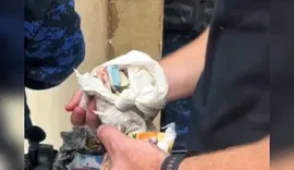 Mulher é presa suspeita de tráfico de drogas durante operação na orla de Pajuçara