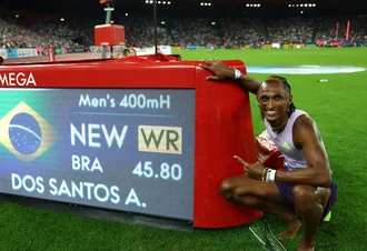 Alison dos Santos bate recorde mundial nos 400m com barreiras em etapa da Diamond League