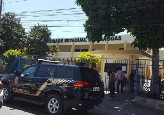 Polícia Federal envia guarnição até a Uneal para retirada de faixa contra o fascismo