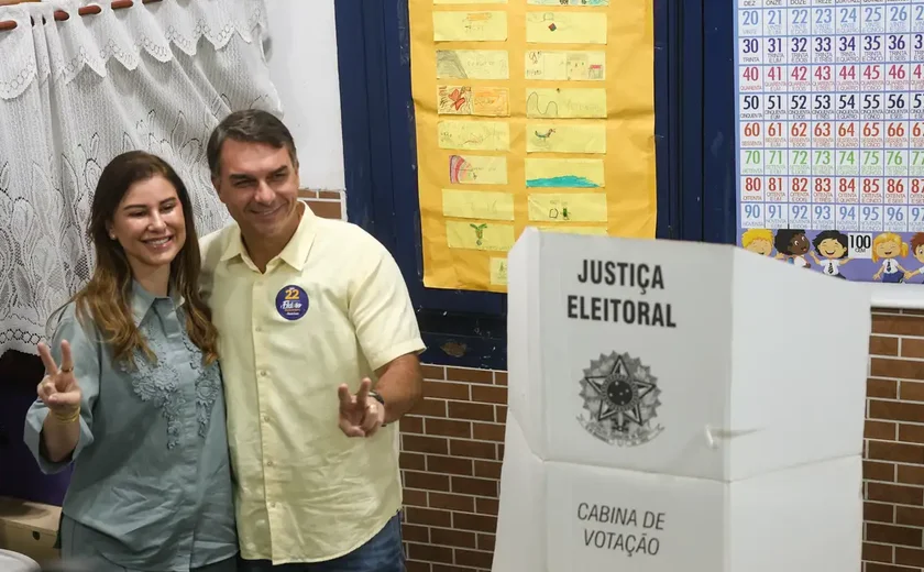 Ao votar no Rio de Janeiro, Flávio Bolsonaro diz que representa a mudança