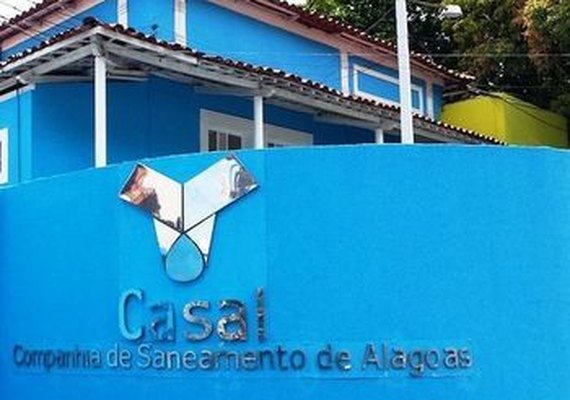 Casal vai substituir rede de esgoto em via do bairro Farol
