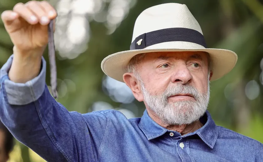 Lula vai a São Paulo para tirar excesso de pele na cabeça e tratar tendinite