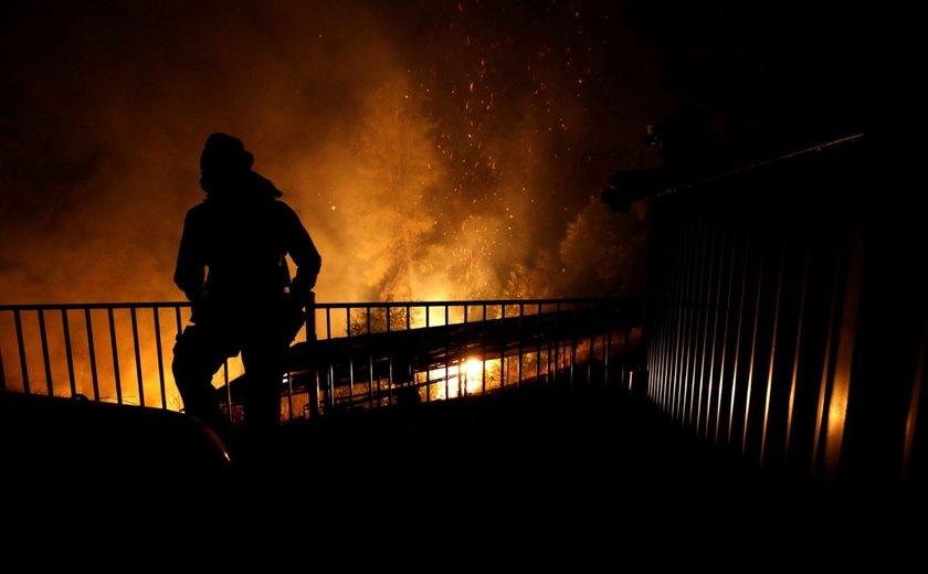 Na Califórnia, incêndio florestal deixa bombeiros mortos e provoca fuga de moradores