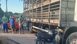 Colisão entre moto e caminhão deixa feridos na zona rural de Arapiraca