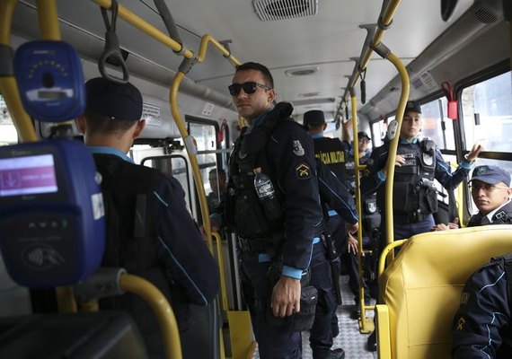 Bandidos incendeiam ônibus e caminhão de lixo no Ceará