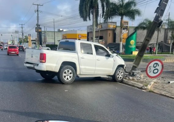 Condutor bate em poste após perder o controle do veículo em Arapiraca