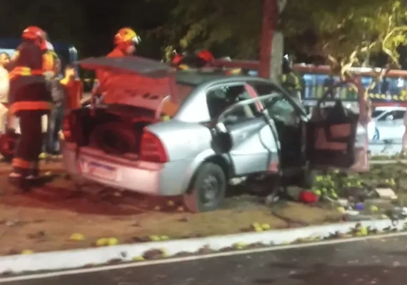 Homem morre após carro bater contra árvore na Avenida Durval de Góes Monteiro