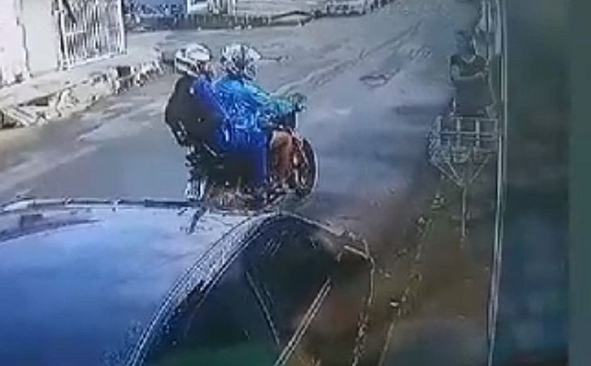 Mulher é rendida na porta de casa e tem celular roubado por dupla armada