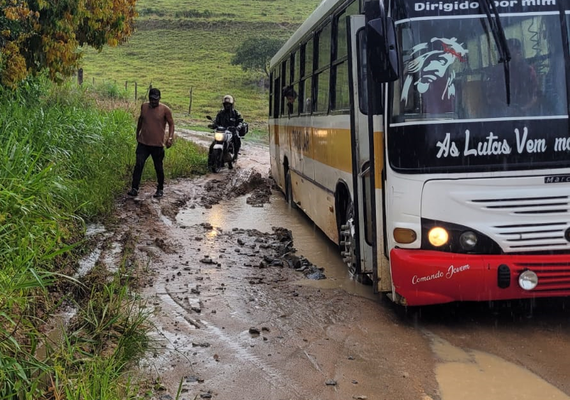 Estradas intransitáveis para ônibus escolares deixam alunos fora da sala de aula em Murici