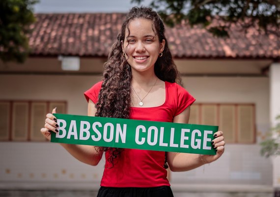 De Junqueiro para o mundo: egressa da rede estadual conquista bolsa integral na prestigiada Babson College, nos EUA