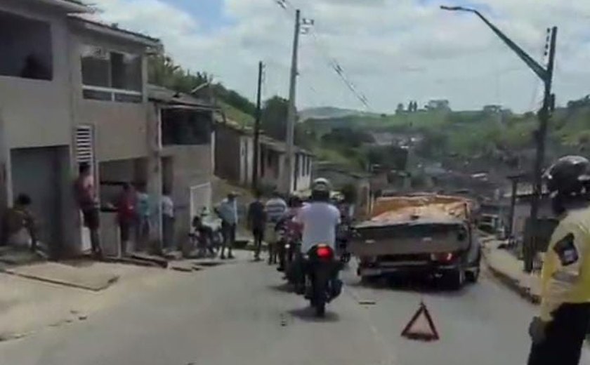 Pneu de caminhonete se desprende e atinge veículo em Viçosa