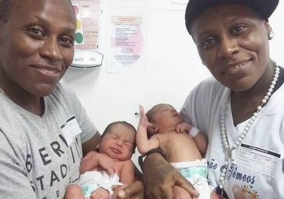 Pepê posa com os filhos gêmeos e com Neném: 'Madrinha'