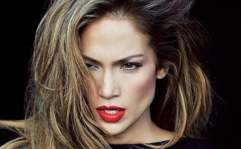 Jennifer Lopez tem sua estrela na Calçada da Fama de Hollywood pixada