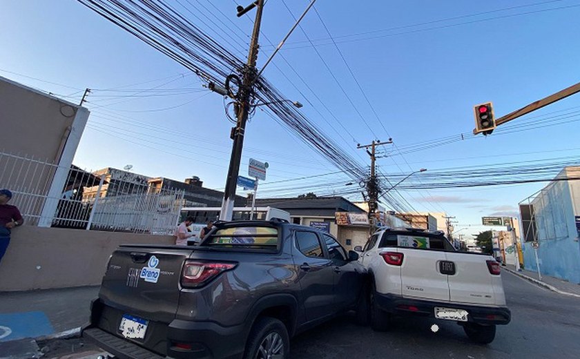 Carros colidem em cruzamento das ruas Fernandes Lima e São Francisco em Arapiraca