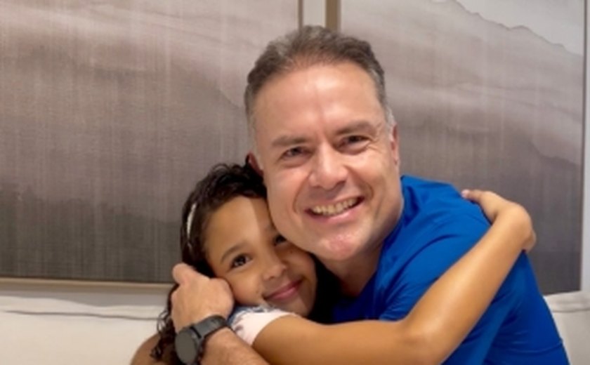 Renan Filho conhece criança que viralizou falando inglês e exalta educação pública