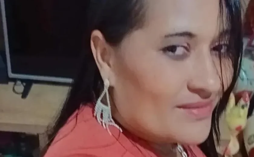 Suspeito de feminicídio se apresenta à polícia e é preso em Penedo