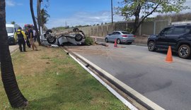 Veículo capota e derruba coqueiros em avenida de Maceió