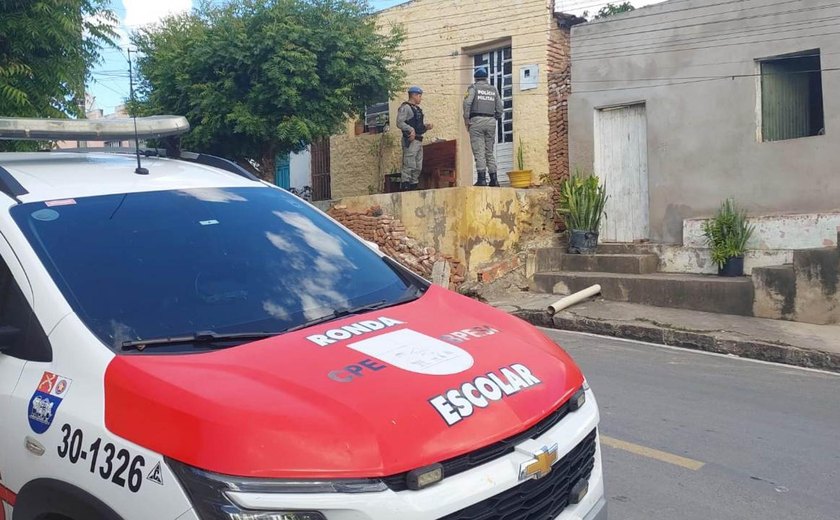 Homem invade casa e força porta de quarto de moradora em Maceió