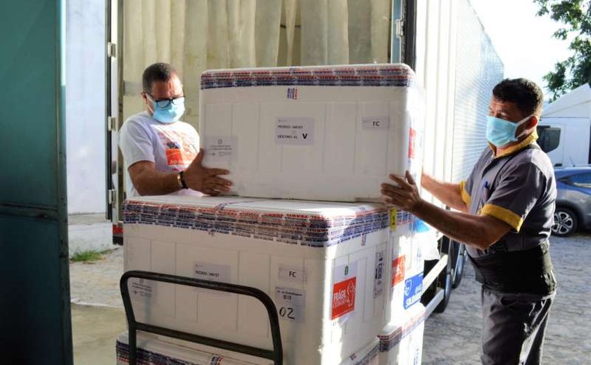 Alagoas recebe 72.990 doses de vacinas contra a Covid-19 nesta terça (28)