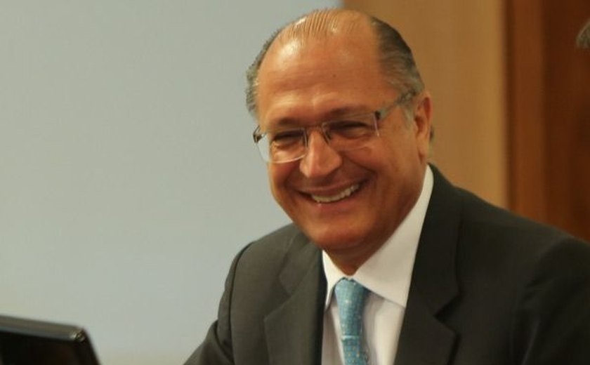 Alckmin: Presidente eleito vai 'subir morro em dia de chuva com lata d'água na cabeça'