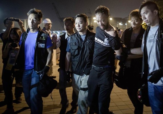 Justiça revoga ou diminui sentença de policiais que espancaram jovem em Hong Kong