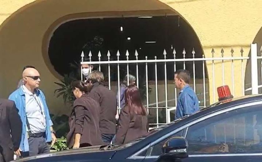 Bolsonaro chega a Eldorado, em São Paulo, para o velório da mãe