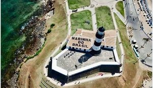 Iphan notifica Marinha após pintura irregular em telhado no Farol da Barra