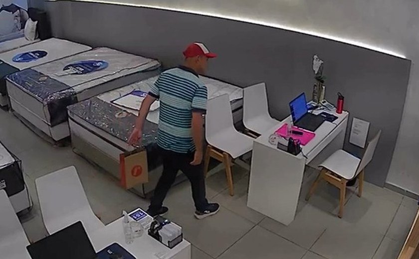 Homem é flagrado enquanto furta celular em loja de colchões em Maceió