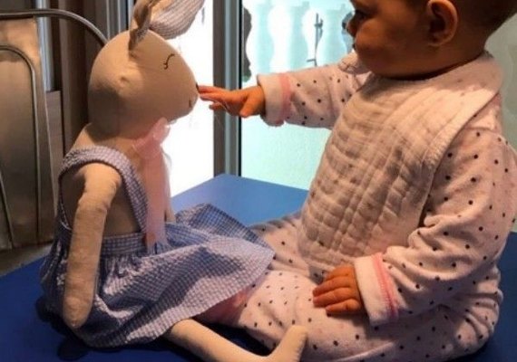 Melinda, filha de Fersoza e Teló, dá show de fofura com coelhinho da Páscoa
